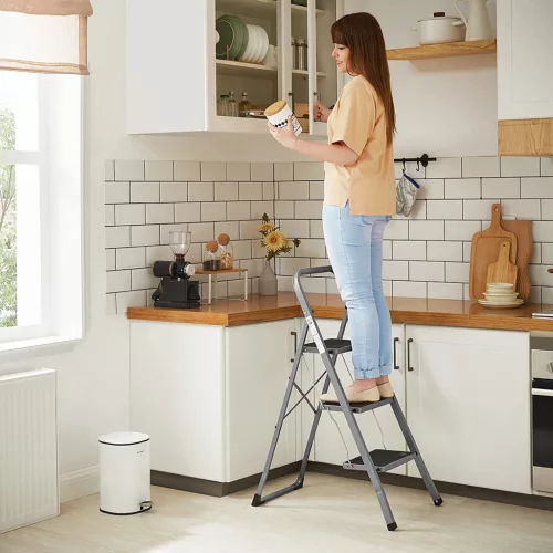 Összecsukható létra 3 lépcsőfokkal, 20 cm széles lépcsőfokok, szürke, fekete